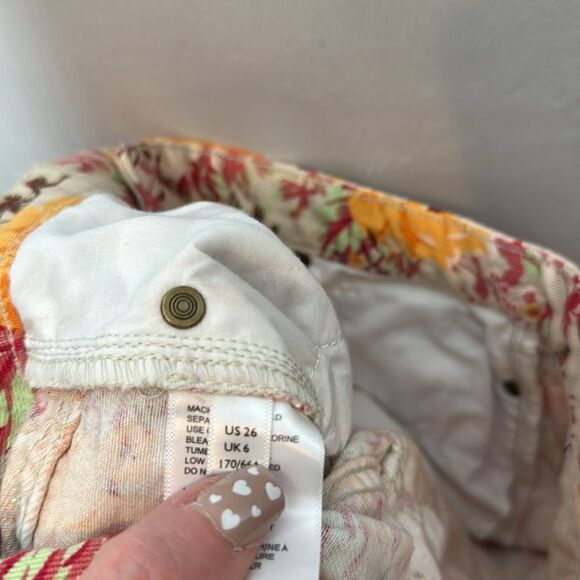 BDG Urban Outfitters High Waisted Floral Denim Mom Jeans. Size 26. - Picture 8 of 10